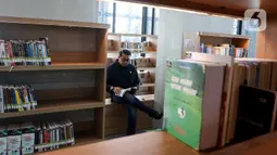 Untuk memperingati Hari Buku Nasional (HBN) ke-23, Kementerian Ekonomi Kreatif/Badan Ekonomi Kreatif Republik Indonesia mengadakan sebuah perayaan “Kita Bertemu di Halaman 23”. Tampak dalam foto, Menteri Ekonomi Kreatif/Kepala Badan Ekonomi Kreatif Teuku Riefky Harsya membaca salah satu koleksi buku di Perpustakaan Jakarta dan Pusat Dokumentasi Sastra HB Jassin, Pusat Kesenian Jakarta, Taman Ismail Marzuki, Sabtu (17/5/2025). (Liputan6.com/Herman Zakharia)