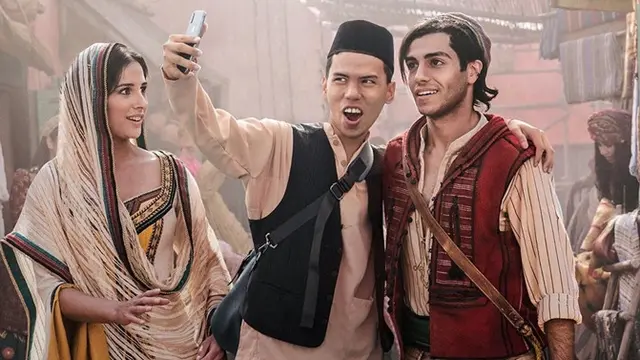 7 Editan Foto Nyeleneh Cowok Bak Pemeran Film Ini Bikin Geleng Kepala