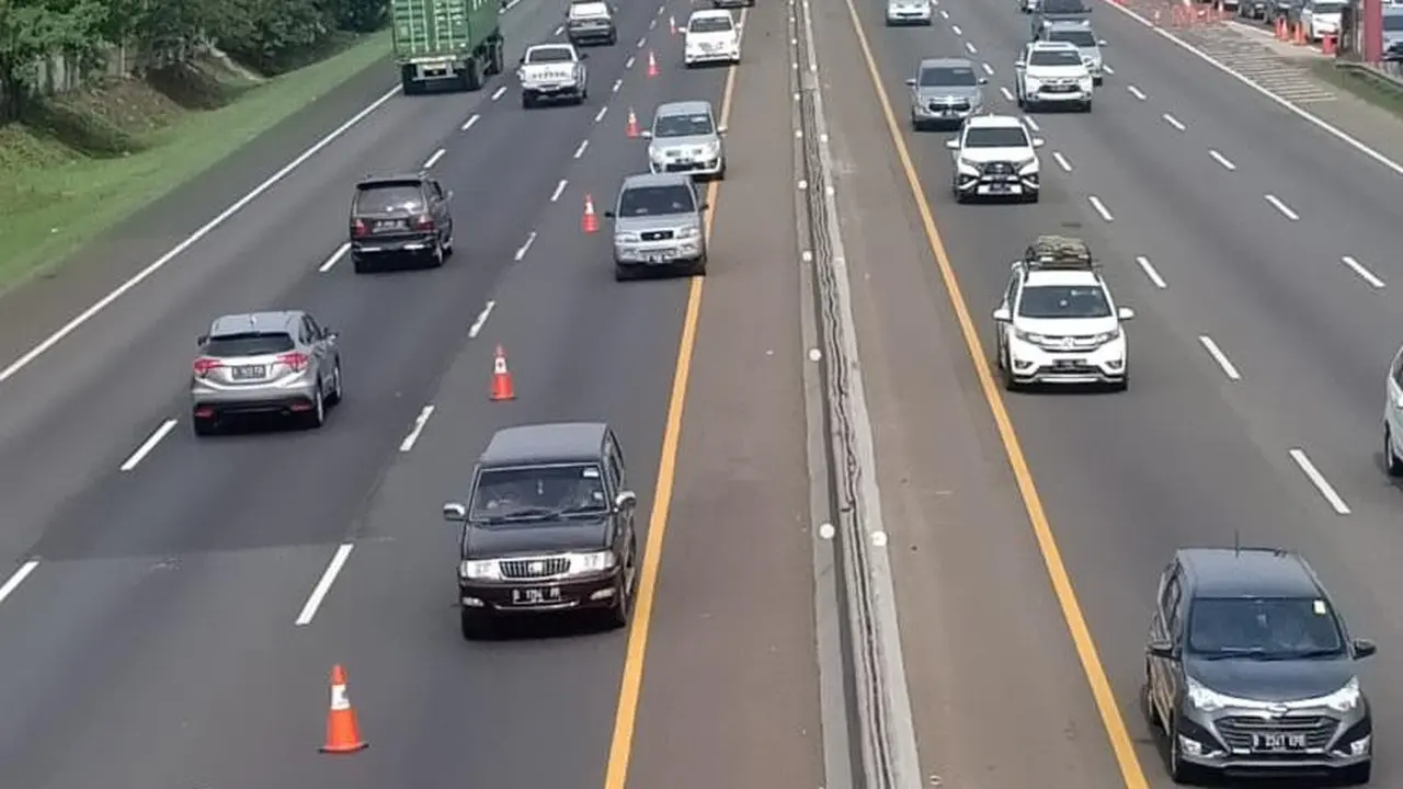 Contraflow kembali diberlakukan di tol Japek. (Abramena/Liputan6.com)