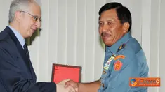 Citizen6, Cilangkap: Kunjungan kehormatan tersebut dalam rangka perkenalan berkaitan dengan jabatan sebagai Dubes Italia untuk Indonesia. Dubes Italia menerima souvenir dari Panglima TNI. (Pengirim: Badarudin Bakri)