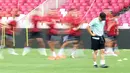 Pelatih Timnas Indonesia, Shin Tae-yong saat memimpin sesi latihan resmi di Stadion Utama Gelora Bung Karno (SUGBK), Jakarta, Rabu (5/6/2024). Indonesia akan menghadapi Irak dalam Kualifikasi Piala Dunia 2026. (Bola.com/M Iqbal Ichsan)