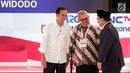 Capres nomor urut 01 Joko Widodo (kiri) dan capres nomor urut 02 Prabowo Subianto dalam debat kedua Pilpres 2019 di Hotel Sultan, Jakarta, Minggu (17/2). Debat bertema energi, pangan, infrastruktur, SDA, dan lingkungan hidup. (Liputan6.com/Faizal Fanani)