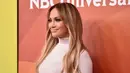 Jennifer Lopez tersenyum saat menghadiri NBCUniversal's Summer Press Day 2018 di The Universal Studios Backlot di Universal City, California (2/5). Jennifer Lopez tampil seksi dengan gaun putih ketat. (AFP Photo/Alberto E. Rodriguez)
