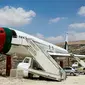 Sebuah pesawat Boeing 707 yang dinonaktifkan dari tahun 1980-an diubah menjadi The Palestinian-Jordanian Airline Restaurant and Coffee Shop Al-Sairafi Nablus. (Photo credit: Jaafar Ashtiyeh/AFP)