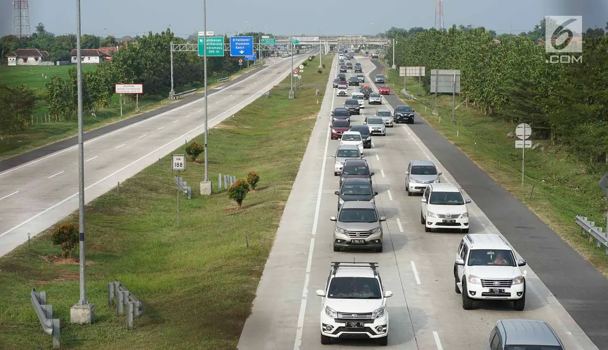 Sejumlah kendaraan melintas saat diberlakukanya sistem jalur satu arah (one way) di Gerbang Tol Palimanan, Cirebon, Jawa Barat, Jumat (7/6/2019). Rekayasa lalu lintas di H+3 Lebaran itu dilakukan guna mengantisipasi kemacetan saat arus mudik di Jalan Tol Trans Jawa. (Liputan6.com/Immanuel Antonius)