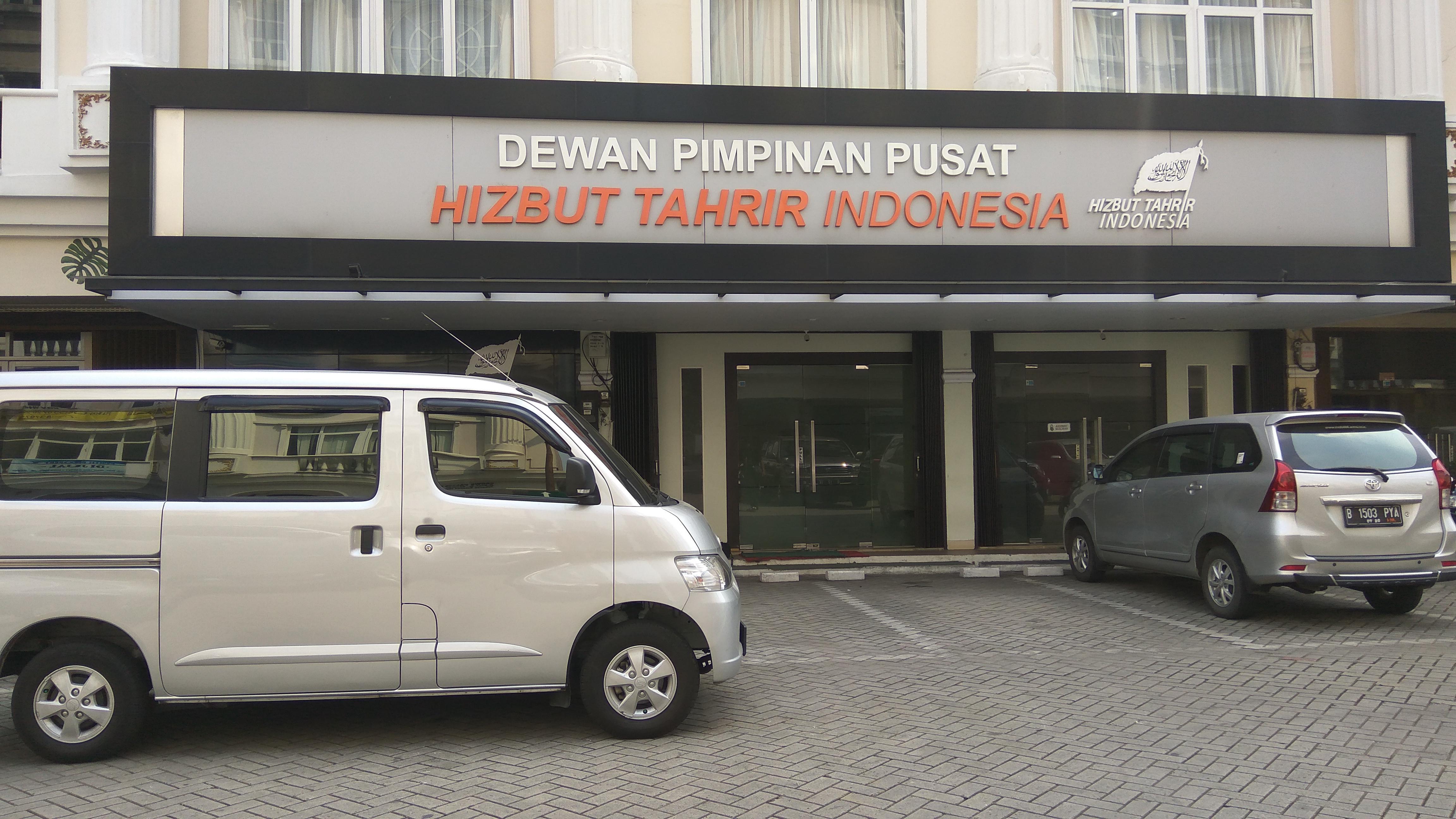 Suasana kantor HTI usai dibubarkan