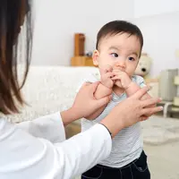 Menghentikan kebiasaan anak mengisap jempol./Copyright shutterstock.com/g/Twinsterphoto