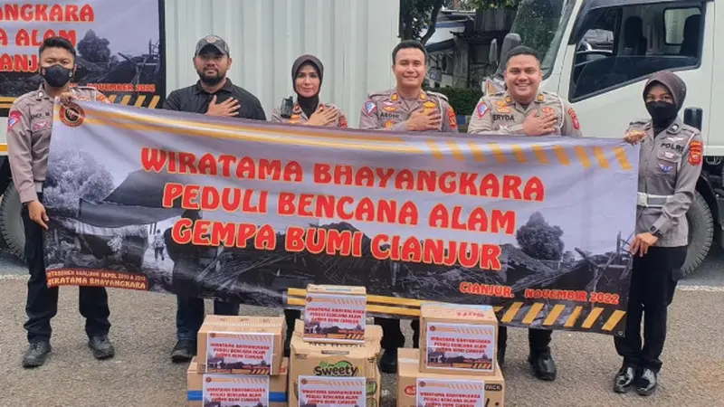 Detasemen Wiratama Bhayangkara Salurkan Bantuan Sosial Ke Cianjur