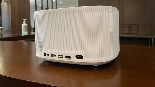 Proyektor cerdas Polytron yang hadir dengan Netflix dan YouTube serta build in speaker (Liputan6.com/ Agustin Setyo Wardani)