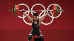 Rahmat Erwin Abdullah berhasil mengangkat total barbel di kelas 73 kg putra Grup B seberat 342 kg. Di angkatan snatch ia mengangkat barbel seberat 152 kg dan di clean and jerk 190 kg. (Foto: AP/Luca Bruno)