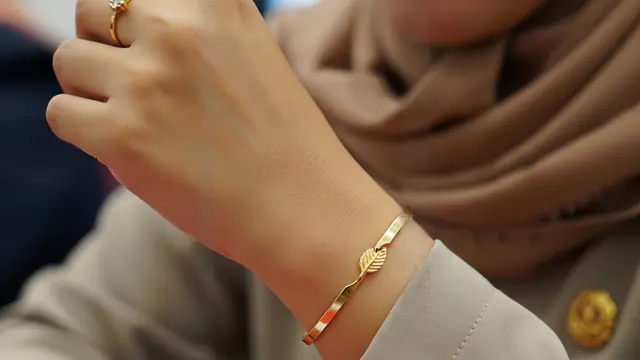 Model Gelang Emas Pipih Ringan untuk Kegiatan PKK