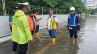 Menteri PUPR Basuki Hadimuljono melakukan penanganan di lokasi banjir.(Foto: Kementerian PUPR)