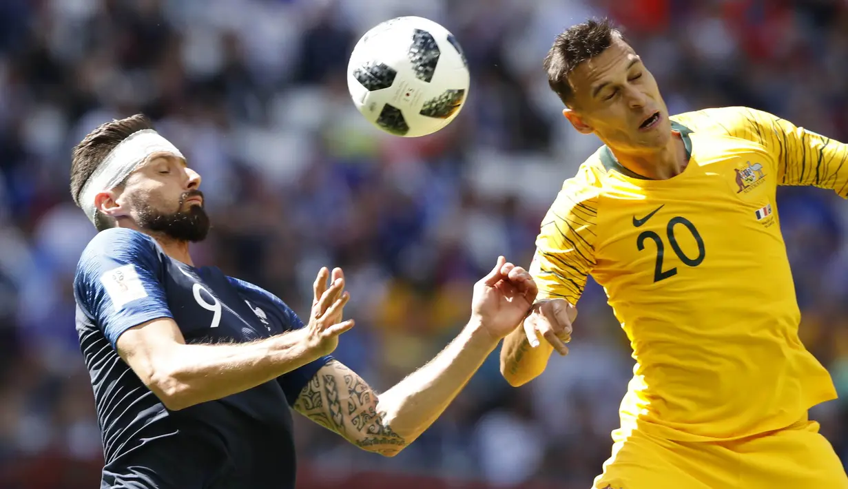 Striker Prancis, Olivier Giroud, duel udara dengan pemain Australia, Trent Sainsbury, pada laga Piala Dunia di Kazan Arena, Sabtu (16/6/2018). Prancis menang 2-1 atas Australia. (AP/Darko Bandic)