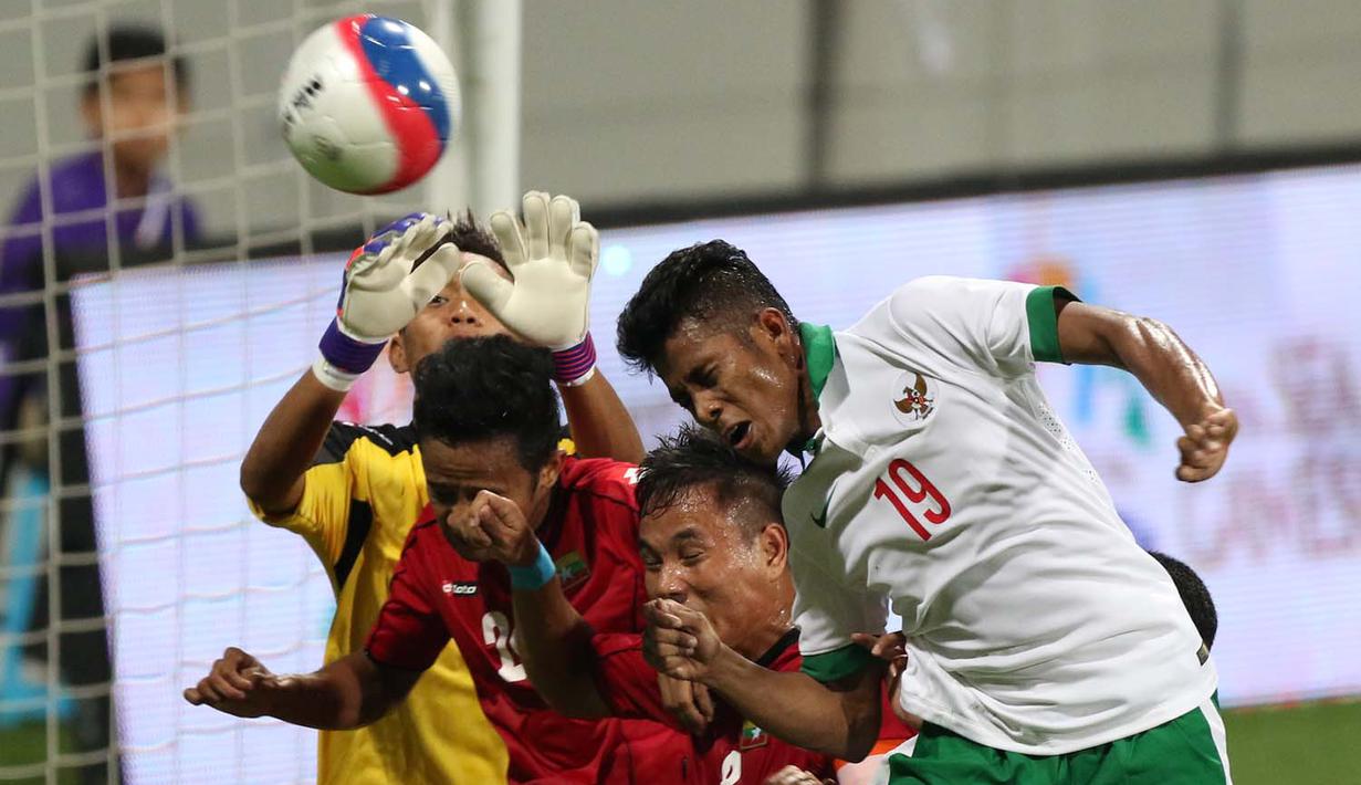Pemain Timnas Indonesia U-23, Zulfiandi (19), berebut bola dengan pemain Myanmar U-23.  (Bola.com/Arief Bagus)