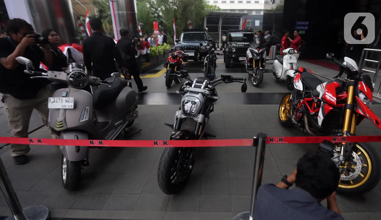 Pewarta mengabadikan beberapa motor dan mobil mewah yang disita dari hasil Operasi Tangkap Tangan (OTT) terhadap Wakil Menteri Ketenagakerjaan (Wamenaker) Immanuel Ebenezer alias Noel di gedung Merah Putih Komisi Pemberantasan Korupsi (KPK), Jakarta, Kamis (21/8/2025). (Liputan6.com/Helmi Fithriansyah)