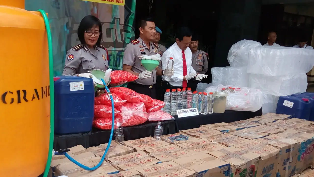 Polisi Sita Ribuan Botol dan Jerikan Tanpa Perlu Menahan Penjual Miras di Malang