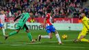 Striker Atletico Madrid, Alvaro Morata (kiri) mencetak gol kedua timnya ke gawang Girona pada laga pekan ke-19 Liga Spanyol 2023/2024 di Montilivi Stadium, Girona, Kamis (4/1/2024) dini hari WIB. (AFP/Pau Barrena)