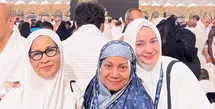 Dalam perjalanan umrahnya, Enzy memilih mengenakan abaya dan khimar dalam nuansa warna netral seperti cokelat, krem, dan putih. [@enzystoria]