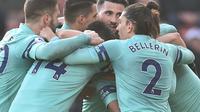 Selebrasi pemain Arsenal merayakan gol pembuka pada menit ke-30 lewat gol bunuh diri pemain Bournemouth, Jeffersn Lerma pada laga lanjutan Premier League yang berlangsung di stadion Dean Court, Inggris, Minggu (25/11).  Arsenal menang 2-1. (AFP/Glyn Kirk)