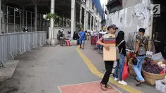 Suasana kolong jembatan multiguna atau Skybridge Pasar Tanah Abang, Jakarta, Jumat (19/1). Pascabentok Satpol PP dengan PKL, kolong Skybridge Tanah Abang terlihat sepi dari pedagang. (Liputan6.com/Herman Zakharia)