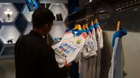 Calon pembeli jersey Persib di lantai dua Graha Persib, Jalan Sulanjana, Kota Bandung. (Bola.com/Erwin Snaz)