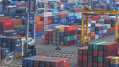 Aktivitas bongkar muat peti kemas di JICT Tanjung Priok, Jakarta, Selasa (18/10). BPS mencatat, pada September 2016, nilai impor sebesar US$ 11,3 miliar, turun 2,26% dibanding periode yang sama tahun 2015 (yoy). (Liputan6.com/Angga Yuniar)