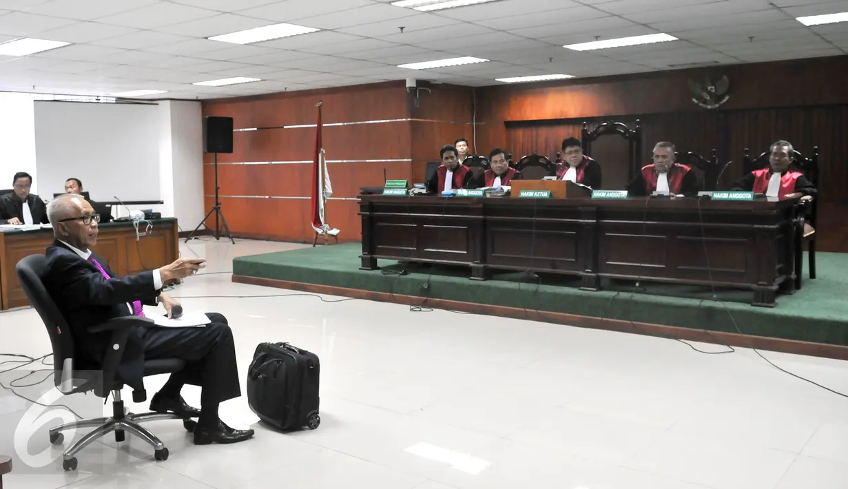 Suasana persidangan OC Kaligis dengan agenda pengajuan keputusan sela di Pengadilan Tipikor, Jakarta, Kamis (22/9/2015). Majelis Hakim menolak nota keberatan Kaligis karena dalih yang disampaikan tidak relevan dengan KUHAP.(Liputan6.com/Andrian M Tunay)