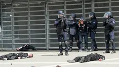 Polisi menahan salah satu teroris saat latihan serangan teroris di Stadion Pierre Mauroy di Lille, Prancis (21/4). Jelang Euro 2016, Polisi Prancis mengelar latihan mengantisipasi terjadinya serangan teror yang tidak diinginkan. (AFP PHOTO/DENIS Charlet)