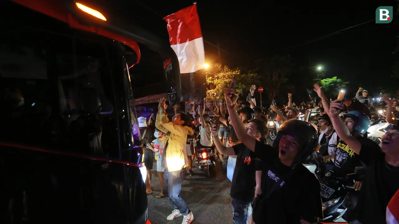 Foto: Juarai BRI Liga 1 2021/2022, Suporter Bali United Turun ke Jalan untuk Rayakan Keberhasilan Tim Kesayangan