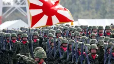 Pasukan bela diri Jepang unit infantri berbaris saat upacara tahunan Pasukan Bela Diri (SDF) di Pangkalan Asaka, Jepang(23/10). Upacara ini dihadiri oleh Perdana Menteri Jepang Shinzo Abe. (Reuters/Kim Kyun-Hoon)