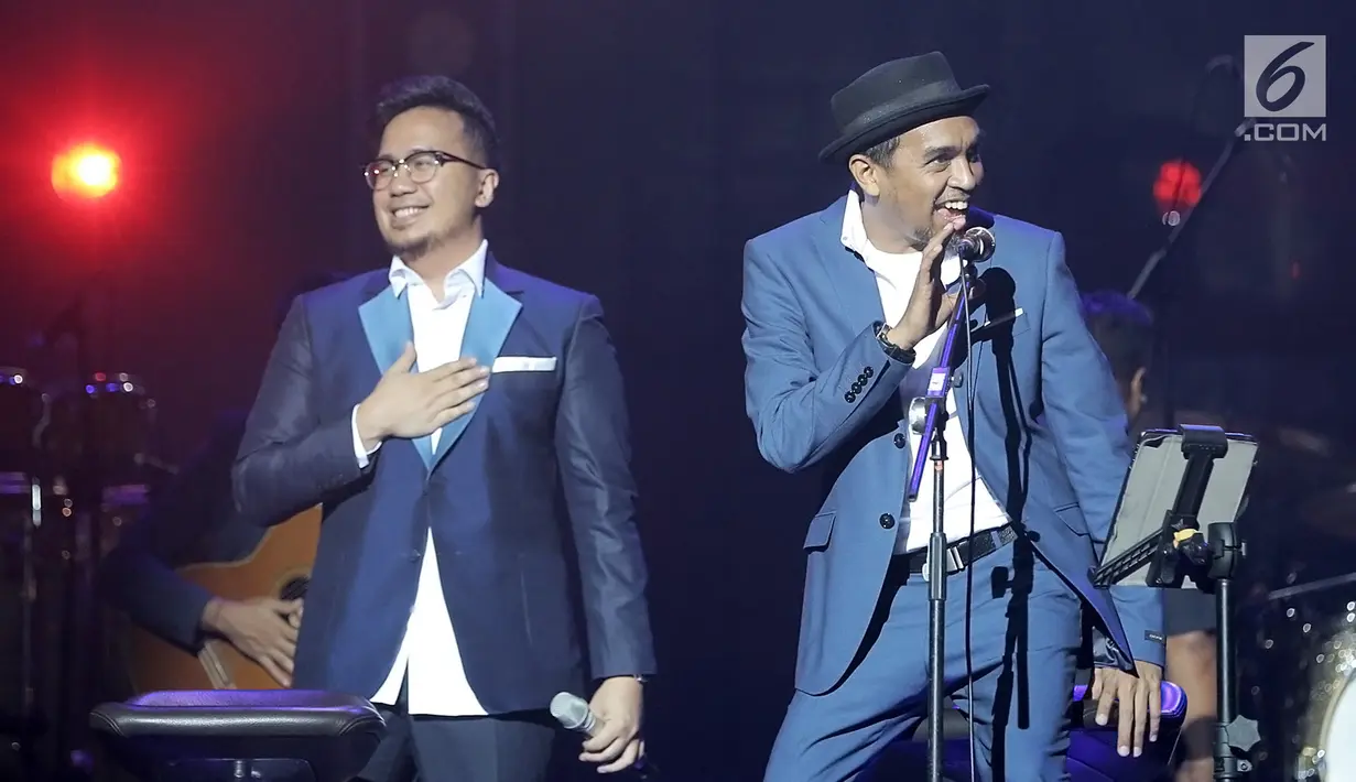 Penyanyi Adera duet bersama Glenn Fredly dalam konser 'Harmonia: Titik Balik' di Balai Sarbini, Jakarta, Kamis (14/2).  Adera  dan Glenn silih berganti akan menghibur penonton yang hadir dengan suara dan kisah-kisah pribadi. (Fimela.com/ Bambang E. Ros)