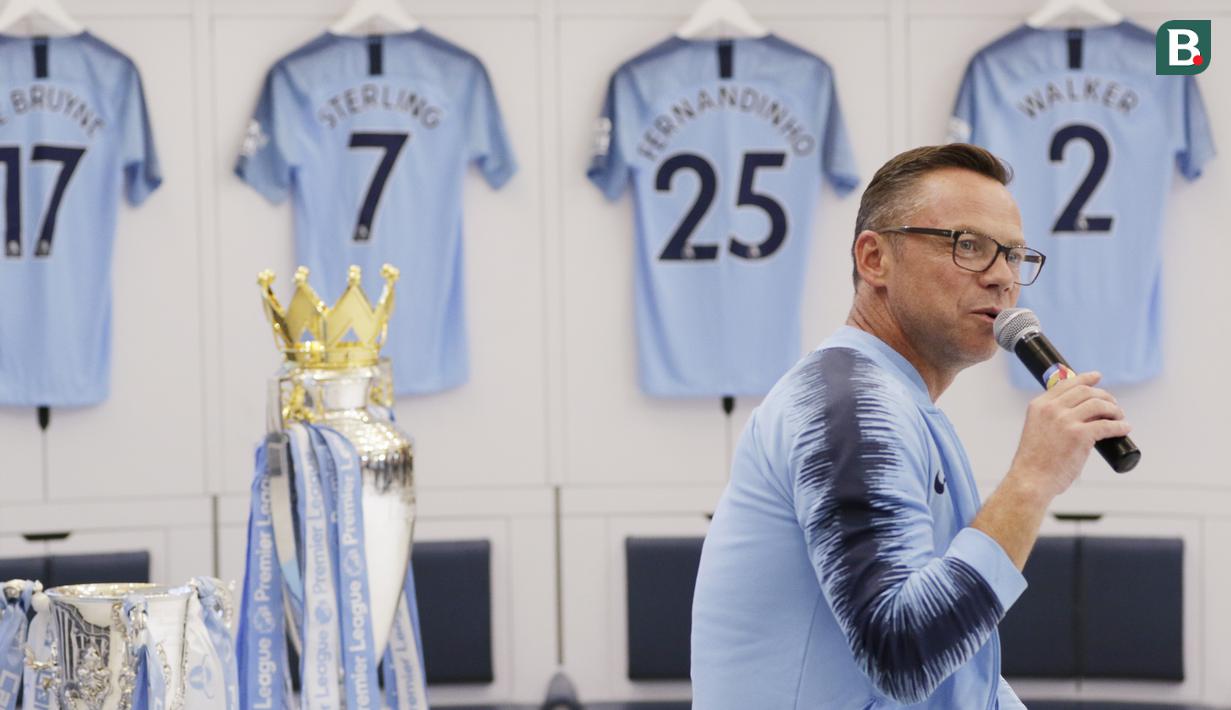 Legenda Manchester City, Paul Paul Dickov, memberi keterangan kepada media di Mall Summarecon Serpong, Sabtu (29/09/2019). Selain menjumpai fans, acara tersebut juga dalam rangka Tur Trofi Centurion Manchester City. (Bola.com/M Iqbal Ichsan)