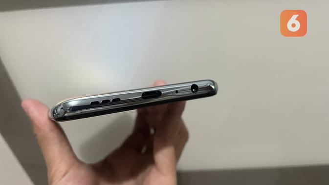 Oppo Reno6 menggunakan port USB Type C untuk pengisian daya dan masih mempertahankan jack audio 3,5mm (/ Agustin Setyo W).