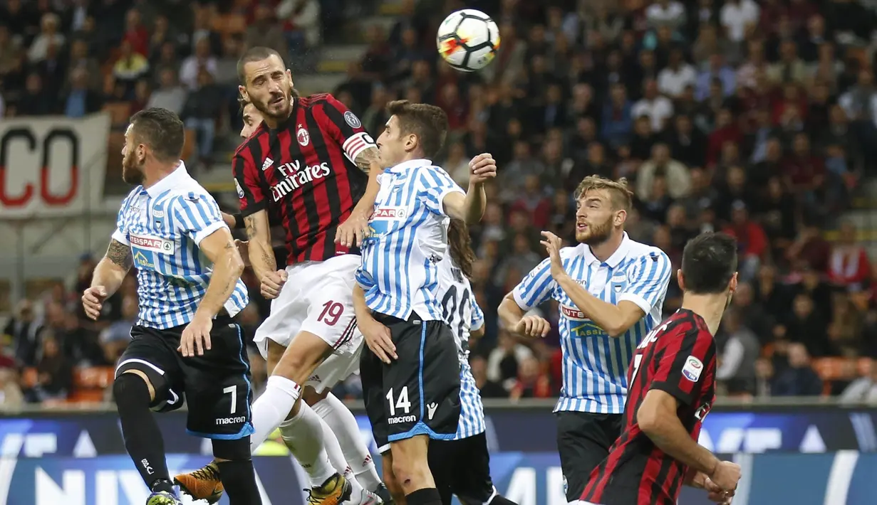 Bek AC Milan, Leonardo Bonucci, menanduk bola dengan kepala saat pertandingan melawan SPAL pada laga Serie A Italia di Stadion San Siro, Rabu (20/9/2017). AC Milan menang 2-0 atas SPAL. (AP/Antonio Calanni)