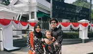 Aurel Hermansyah hadir bersama sang suami dan putri kecilnya. Ia tampil menawan mengenakan kebaya kutubaru warna hitam dengan motif floral dari @wirantikurniabride. Penampilannya dipermanis dengan selendang warna oranye dan kain batik warna coklat. [@aurelie.hermansyah].