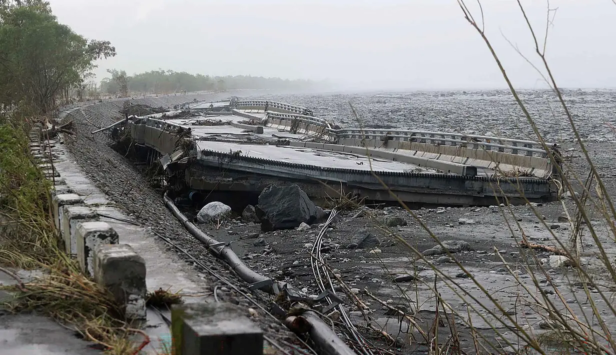 Banjir merendam tempat tersebut setelah hujan deras yang dibawa Topan Ragasa membuat air di danau penghalang meluap. (Taiwan's Central News Agency (CNA)/AFP)