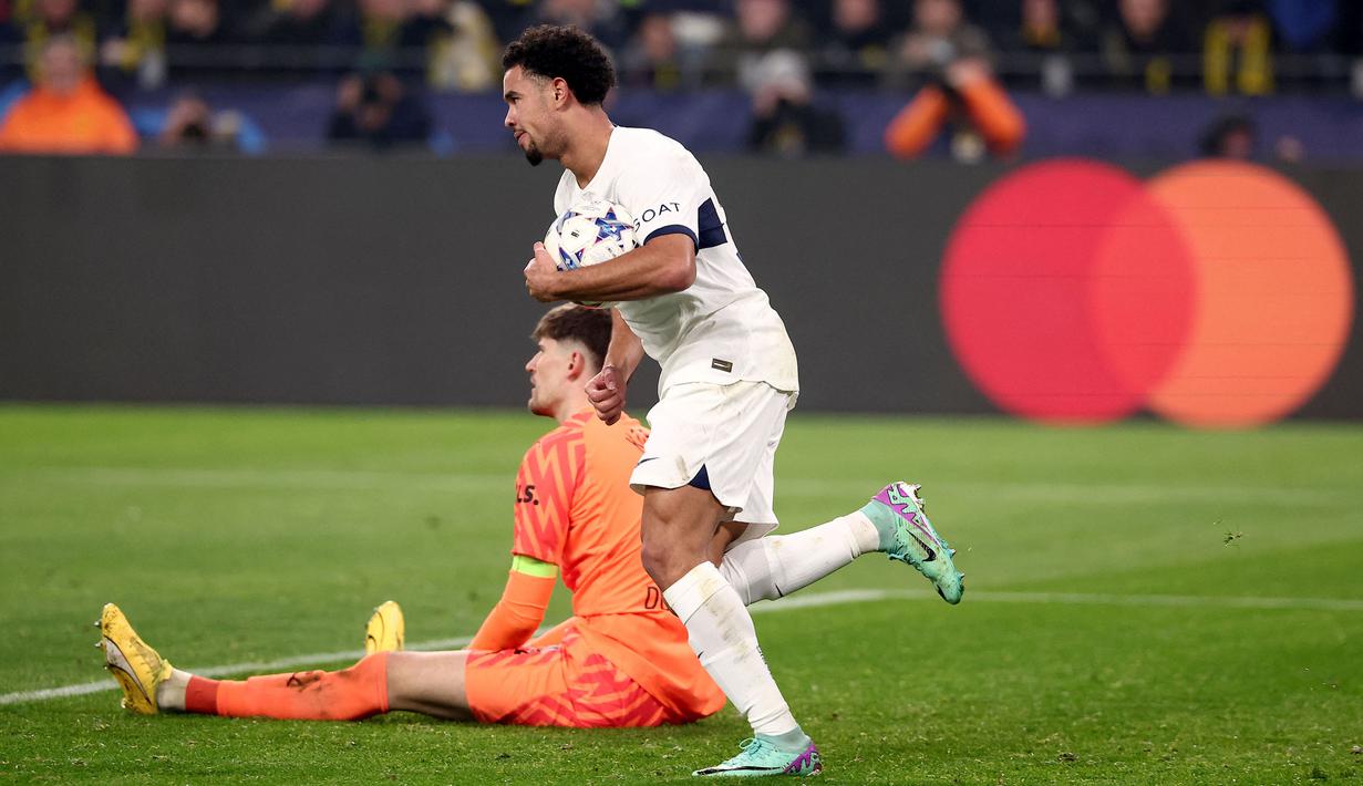 Warren Zaire-Emery yang kini tengah menjalani musim kedua bersama PSG baru saja mencatatkan namanya di urutan kedua sebagai pesepak bola Prancis termuda sepanjang sejarah yang mampu mencetak gol di Liga Champions. Berusia 17 tahun, 9 bulan dan 5 hari, ia sukses mencetak satu gol ke gawang Borussia Dortmund pada laga matchday keenam Grup F Liga Champions 2023/2024 (13/12/2023) yang berakhir imbang 1-1 dan membawa PSG lolos ke babak 16 besar. (AFP/Franck Fife)