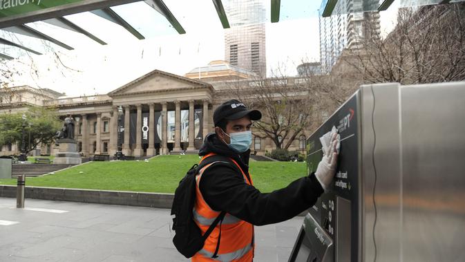 Seorang petugas sanitasi membersihkan fasilitas publik di Melbourne, Australia (3/8/2020). Melbourne memasuki pembatasan Tahap 4 dengan aturan yang lebih ketat sebagai upaya untuk membatasi pergerakan masyarakat dan penyebaran COVID-19. (Xinhua/Bai Xue)