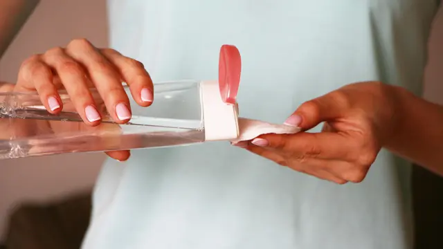 Sering Menggunakan Makeup Bikin Wajah Berkomedo, Gimana Mengatasinya Ya?