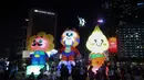 Warga menikmati suasana Jakarta Light Festival 2025 di sekitar Bundara Hotel Indonesia, Jakarta, Selasa (23/12/2025). Pemerintah Provinsi DKI Jakarta, melalui Dinas Pariwisata dan Ekonomi Kreatif (Disparekraf), menggelar Jakarta Light Festival edisi Natal 2025. (Kapanlagi.com/Budy Santoso)