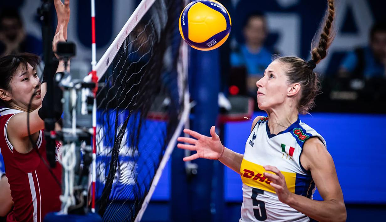 Italia. Tim putri Italia menempati peringkat ke-3 di klasemen akhir babak penyisihan dengan mengoleksi 10 kemenangan dari 12 laga dan memperoleh 29 poin, sama dengan raihan Brasil. Namun Italia kalah dalam perhitungan set rasio. Di babak perempatfinal tim putri Italia yang berstatus juara Eropa 2021 akan menghadapi Cina sebagai juara tiga kali Olimpiade, 14 Juli 2022. (Dok. Volleyballworld)