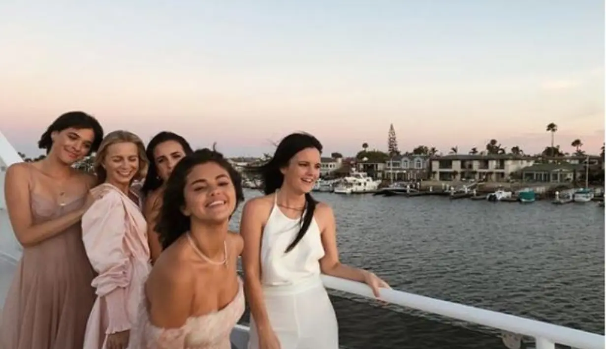 Bahkan saat ulang tahun, Selena Gomez pun merayakannya secara private dan hanya mengundang teman terdekatnya saja. (instagram/courtneyjbarry)