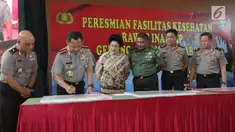 Kapolri Jenderal Tito Karnavian didampingi Menkes Nila F. Moeloek menandatangi prasasti peresmian gedung baru di RS Polri, Jakarta, Kamis (28/12). Gedung baru di RS Polri yakni gedung Perawatan VIP dan VVIP Anton Sudjarwo. (Liputan6.com/Faizal Fanani)