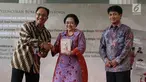 Presiden Indonesia ke-5 Megawati Soekarnoputri (tengah) menerima buku saat peluncuran buku tentang Soekarno di Jakarta, Kamis (30/11). (Liputan6.com/Angga Yuniar)