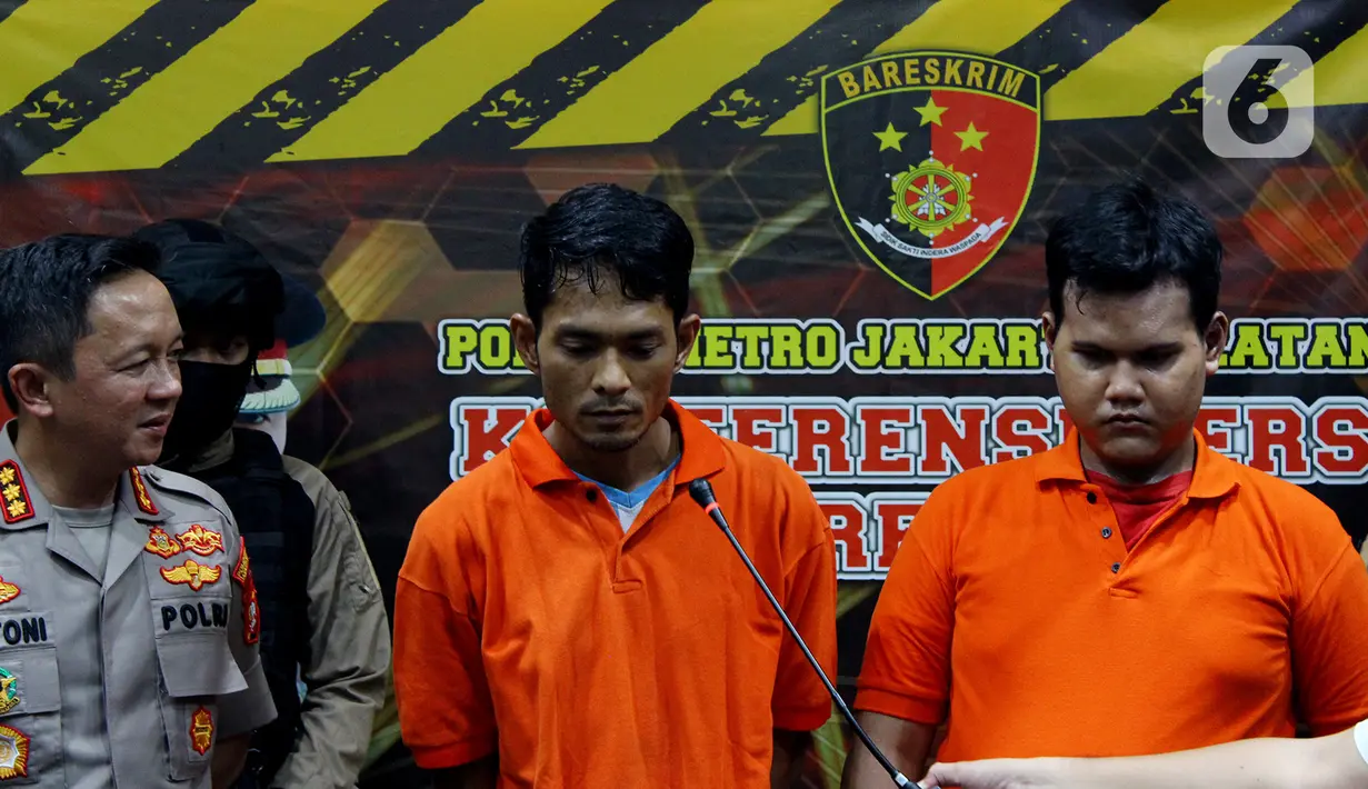 Kapolres Metro Jakarta Selatan Kombes Bastoni Purnama (kiri) menatap pelaku kasus prostitusi online di Apartemen Kalibata City saat konferensi pers di Polres Metro Jakarta Selatan, Rabu (29/1/2020). Pelaku menjual korban dengan tarif Rp 350 ribu-Rp 900 ribu. (merdeka.com/Magang/Muhammad Fayyadh)