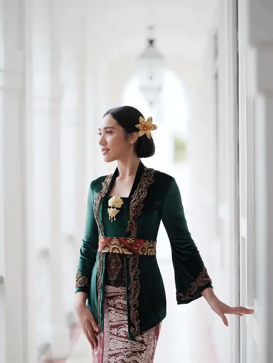 Kebaya kutubaru bludru ini berhiaskan payet beri kesan mewah pada penampilan Laksmi de Neefe. Ia melengkapi gayanya dengan obi dari tenun dan bawahan songket. [@laksmideneefe]