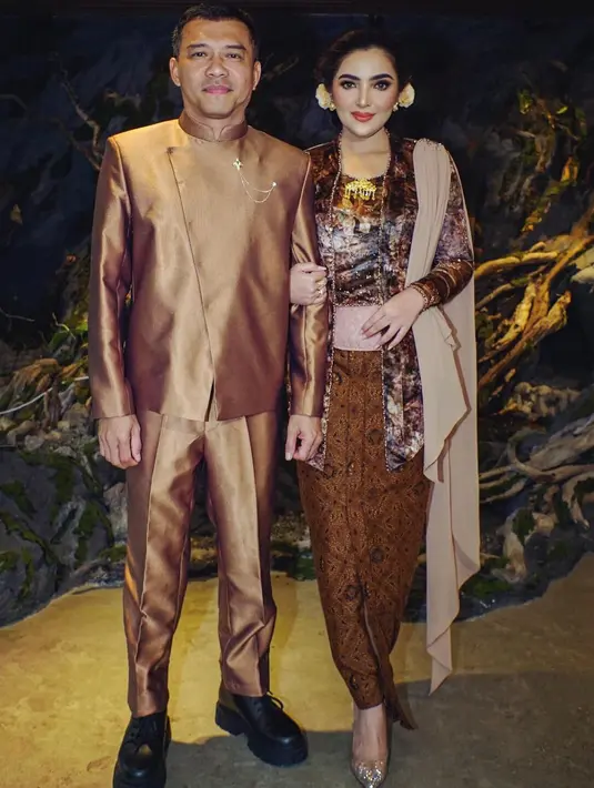 Pesona Ashanty tak main-main di acara Tedak Siten Azura. Ia mengenakan kebaya velvet bernuansa cokelat yang bercorak abstrak dipadu kain batik cokelat sebagai rok, dan selendang cokelat muda polos. [Foto: Instagram/ashanty_ash]