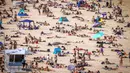 Orang-orang mengunjungi pantai Bondi di Sydney, Australia pada 5 Oktober 2020. Kerumunan warga dan aktivitas yang ramai ini membuat penerapan jarak sosial menjadi nyaris mustahil dilakukan.  (Photo by DAVID GRAY / AFP)
