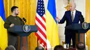 Presiden Amerika Serikat Joe Biden berbicara dalam konferensi pers dengan Presiden Ukraina Volodymyr Zelenskyy di Ruang Timur Gedung Putih, Washington, Amerika Serikat, 21 Desember 2022. Zelenskyy mengatakan ingin berkunjung lebih awal dan kunjungannya sekarang menunjukkan situasi terkendali, karena dukungan AS.
(AP Photo/Andrew Harnik)