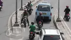 Pengendara motor saat melawan arus di kawasan Tanah Abang, Jakarta, Selasa (9/6/2015). Polda metro Jaya kembali mengajukan denda maksimal untuk tiga pelanggaran seperti parkir liar, melawan arus, menaiki-menurunkan penumpang. (Liputan6.com/Johan Tallo)